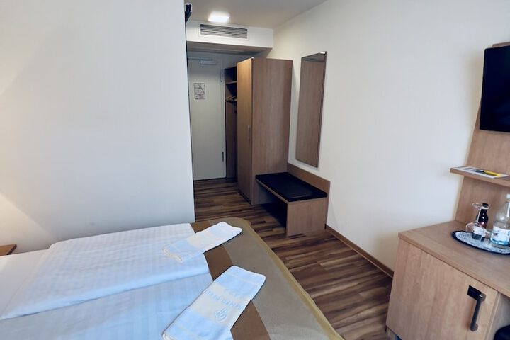 Room 21 of 175