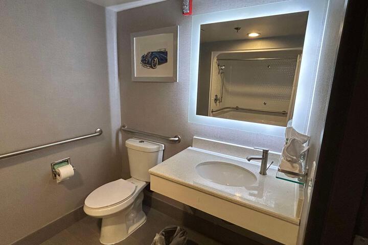 2 Queen Beds Microwave and Refrigerator WiFi Full Breakfast (10 of 12)