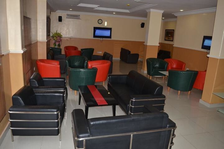 Lounge 21 of 24