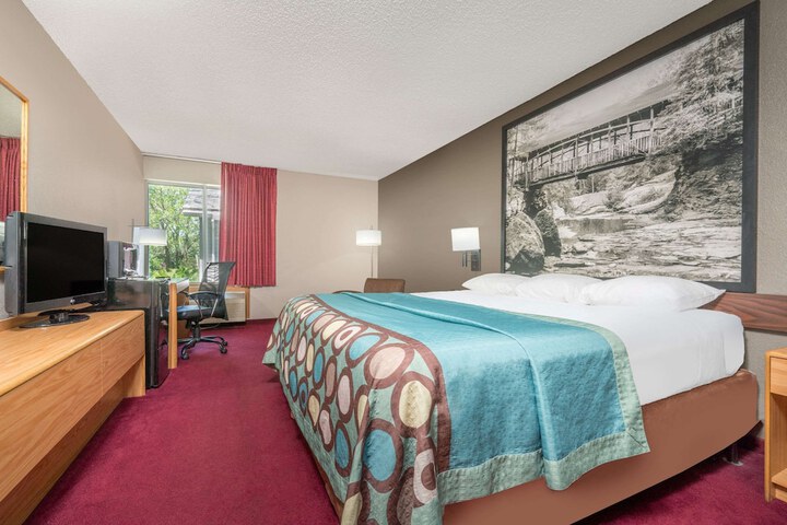 1 Queen Bed (2 of 6)