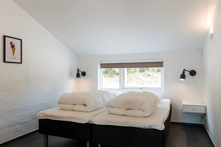 Room 4 of 16