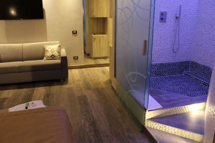 Room 10 of 18