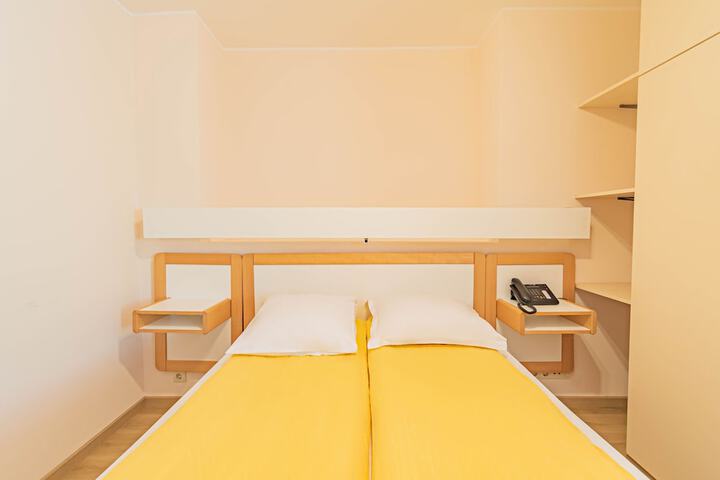 Room 16 of 68