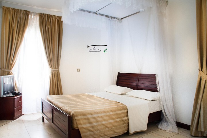Room 8 of 32