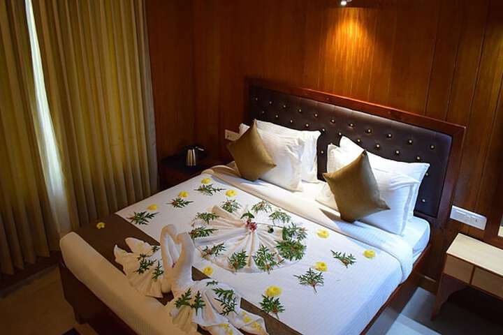 Room 4 of 12