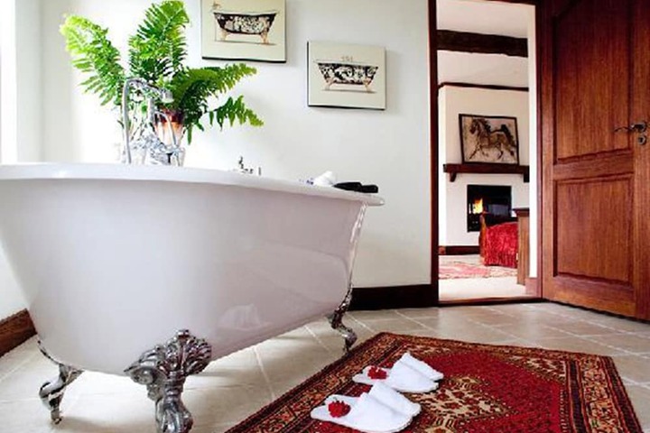 Deep soaking bathtub