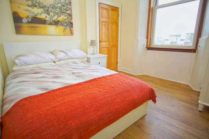Room 2 of 10