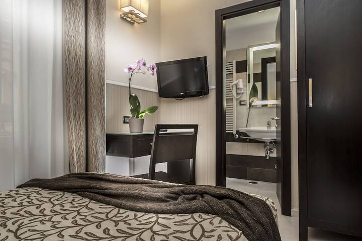 Room 33 of 48