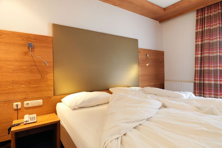 Room 4 of 73