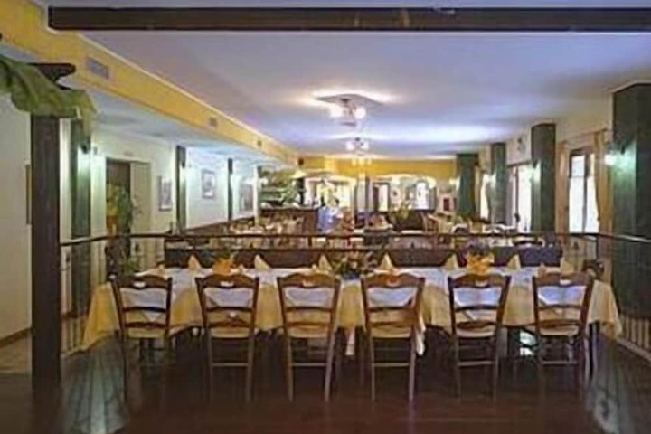 Dining 32 of 60