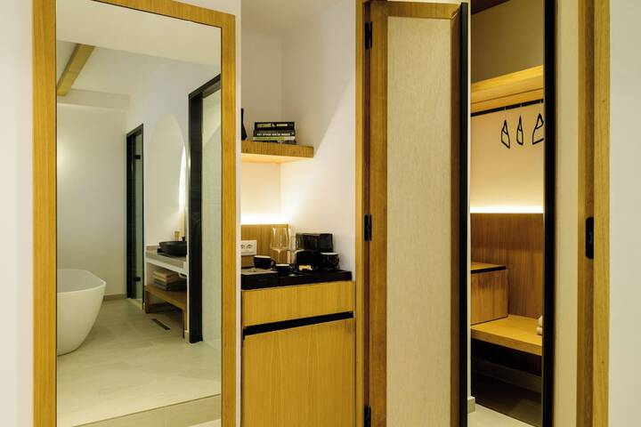 Room 44 of 199