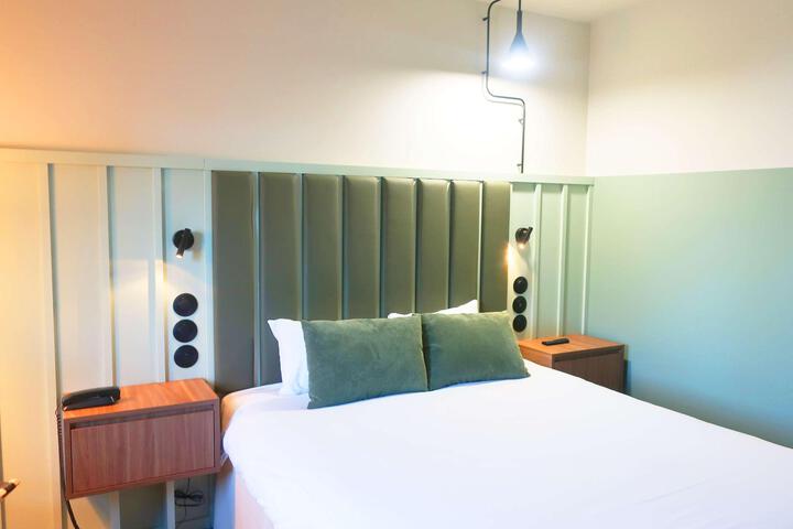 Room 104 of 145