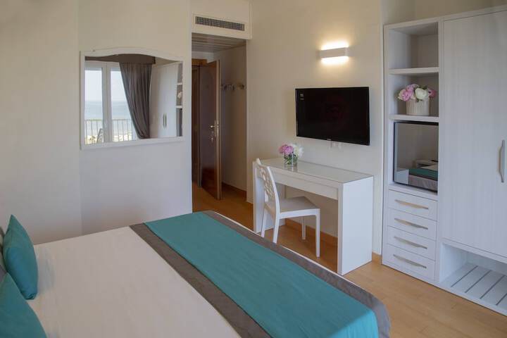 Room 42 of 99