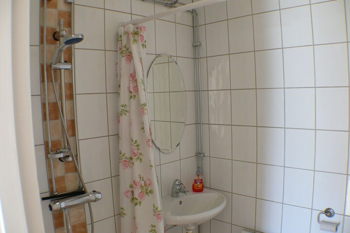 Room 6 of 28