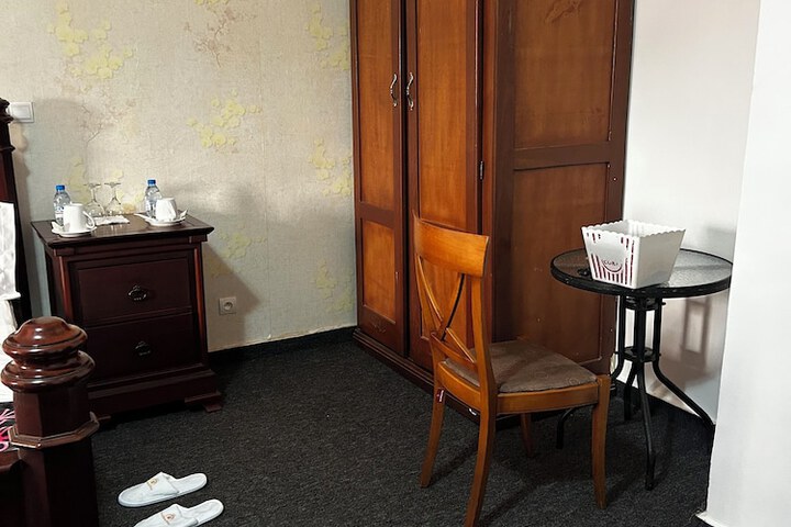 Room 172 of 307