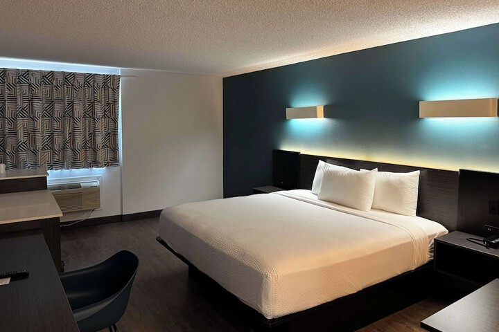 Room 8 of 32