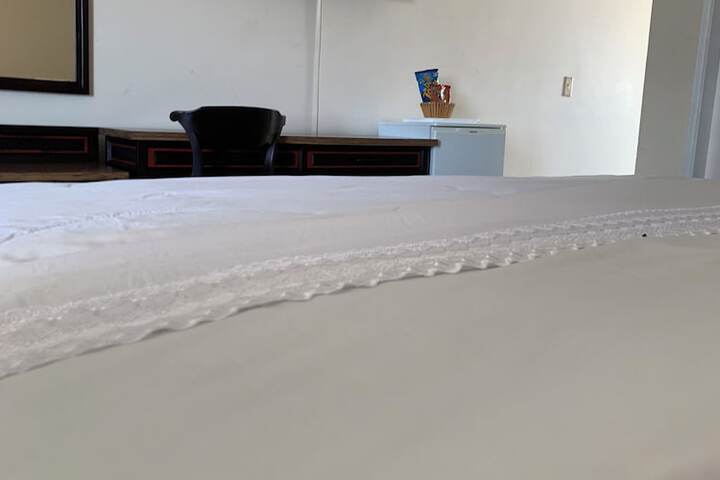 Room 27 of 76