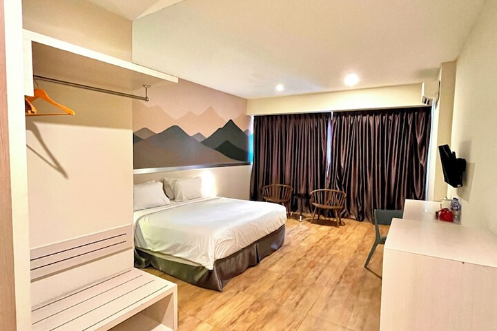 Room 6 of 11