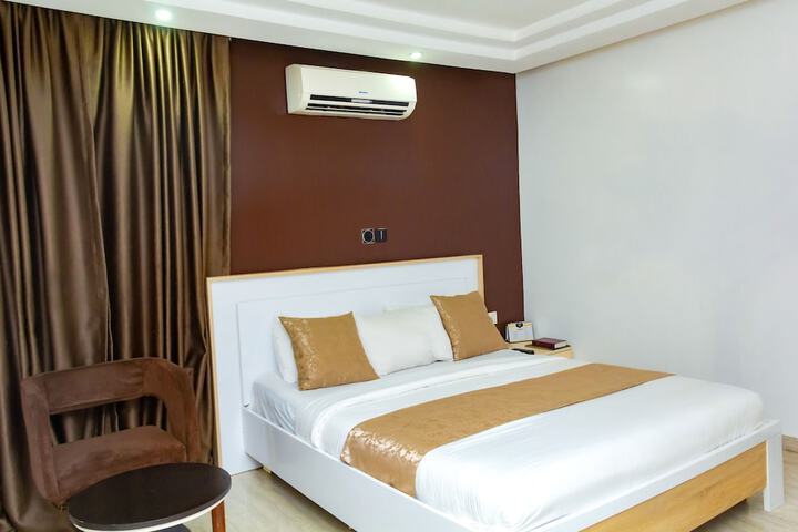 Room 4 of 15