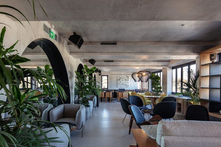 Lounge 92 of 110