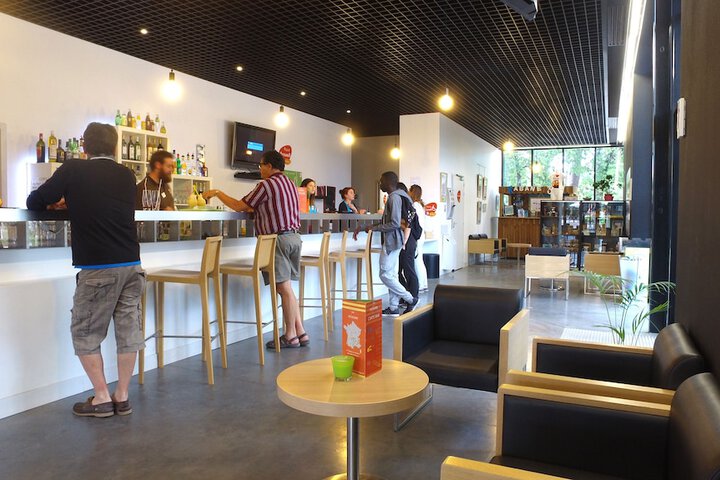 Lounge 57 of 76