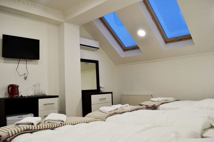 Room 5 of 8