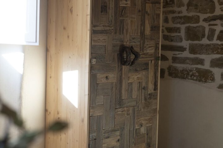 Room 27 of 46