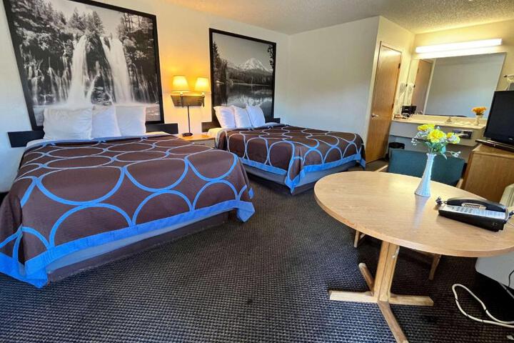 1 Queen Bed (1 of 13)
