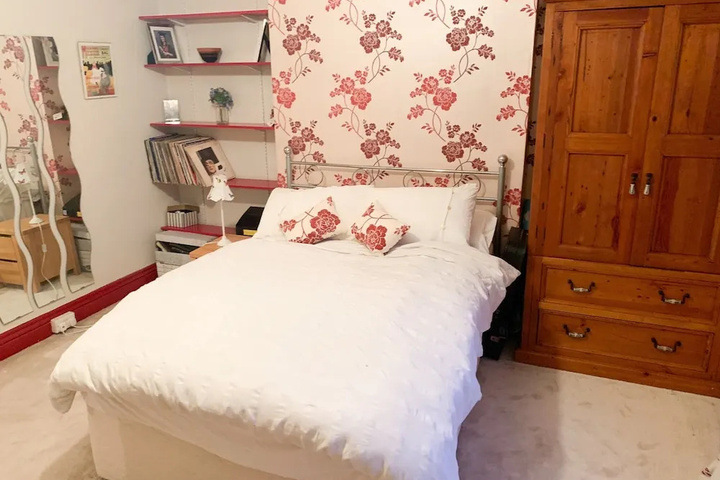3 Bedroom House With Free Parking