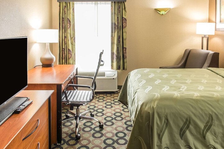 1 Queen Bed (5 of 14)