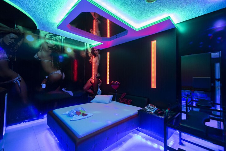 Room 18 of 114
