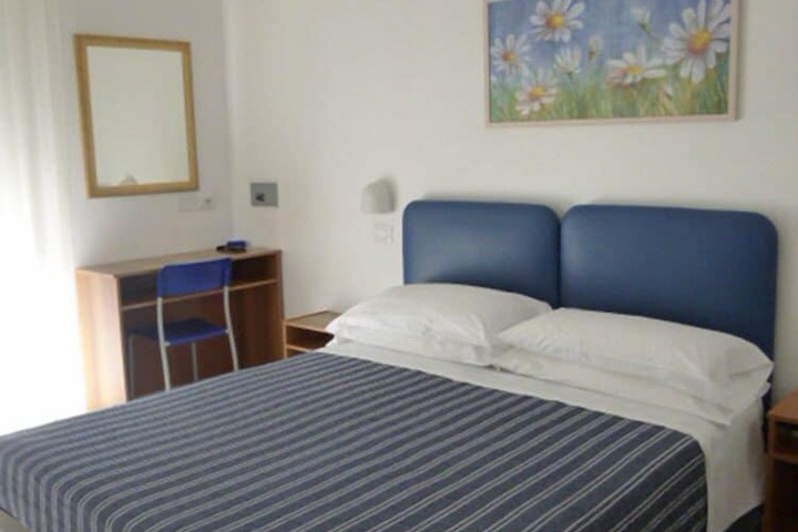 Room 4 of 25