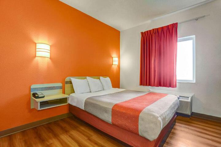 1 Queen Bed (5 of 13)