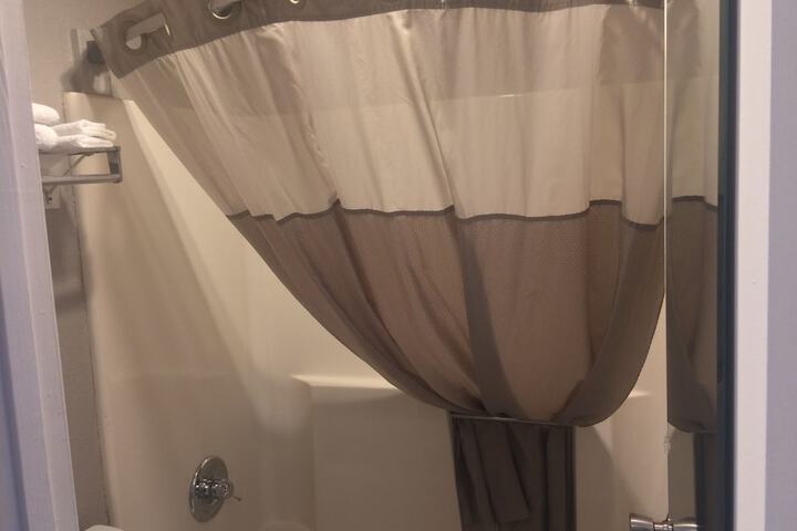 1 Queen Bed Micfridge (8 of 15)