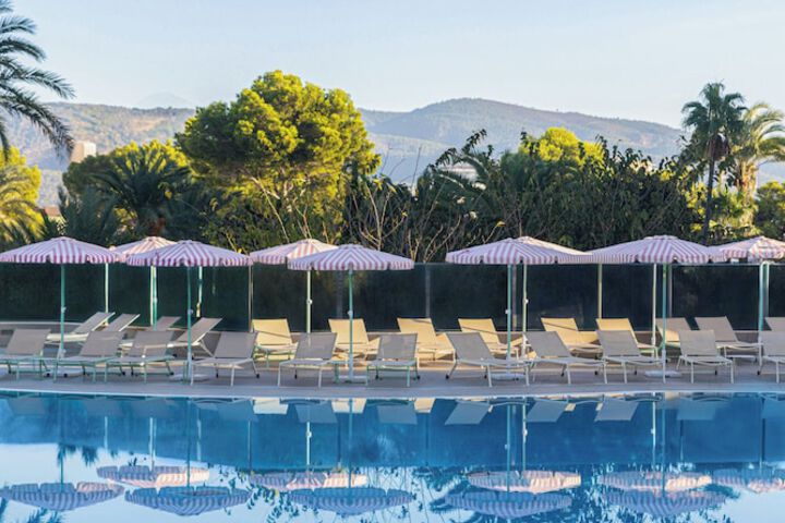 Hotel with Pool