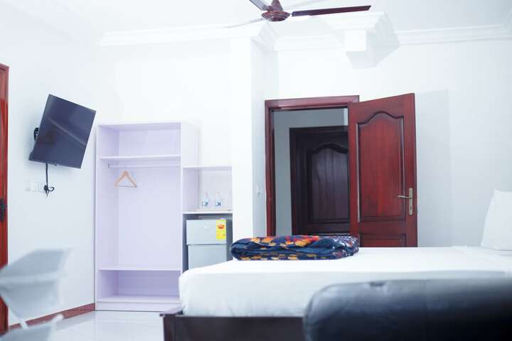 Room 8 of 120