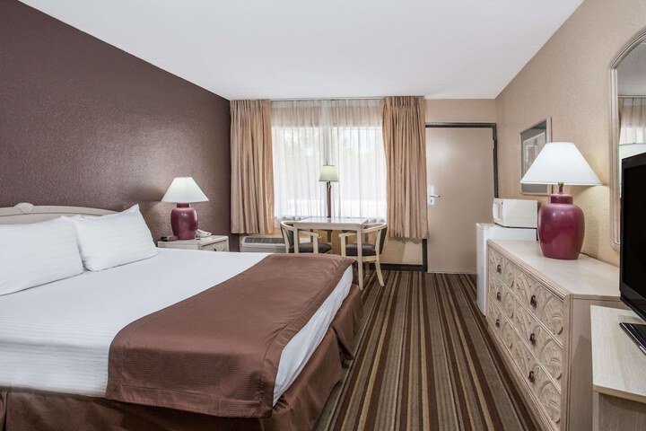 1 King Bed (5 of 10)