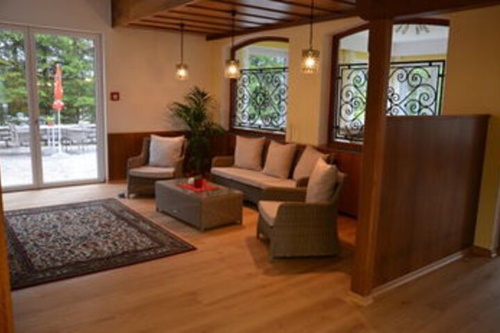 Lounge 33 of 59