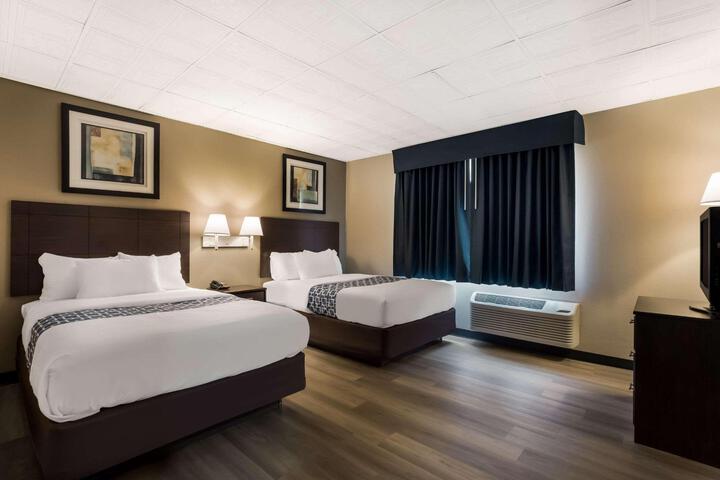 2 Queen Beds (6 of 10)