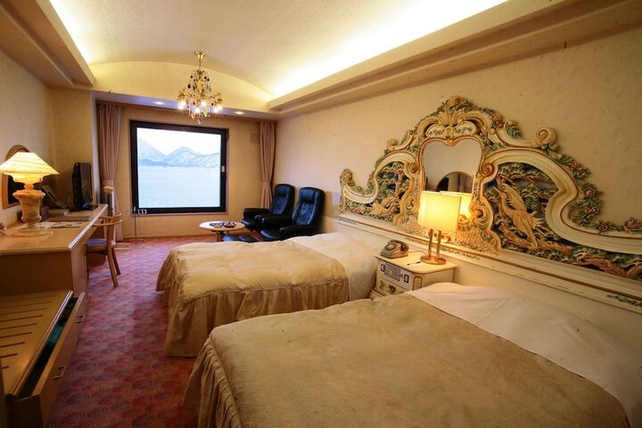 Room 9 of 38