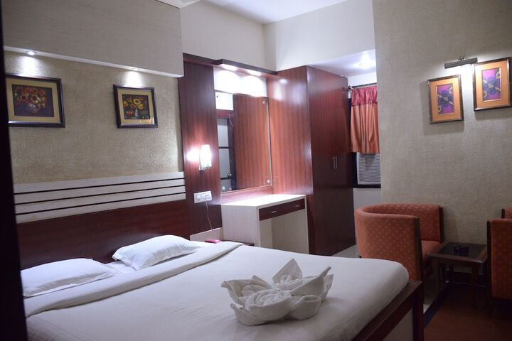 Room 5 of 9