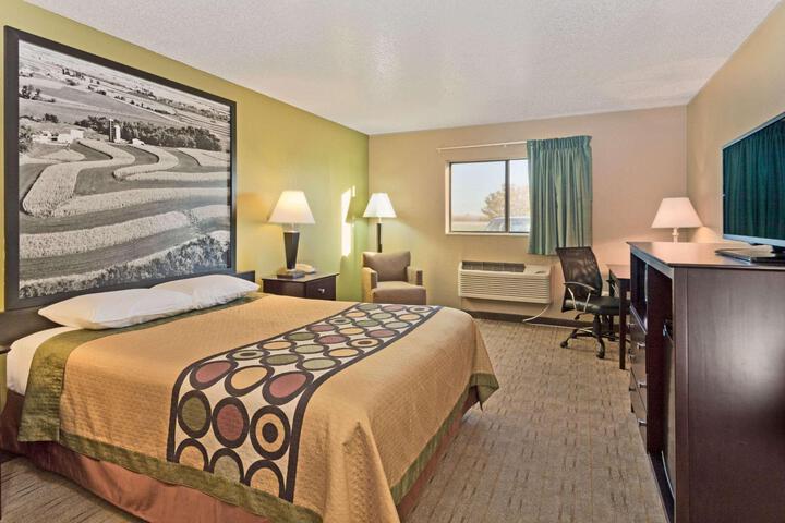 1 Queen Bed (7 of 14)
