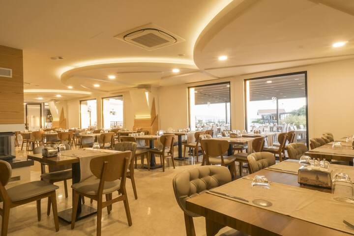 Dining 92 of 158