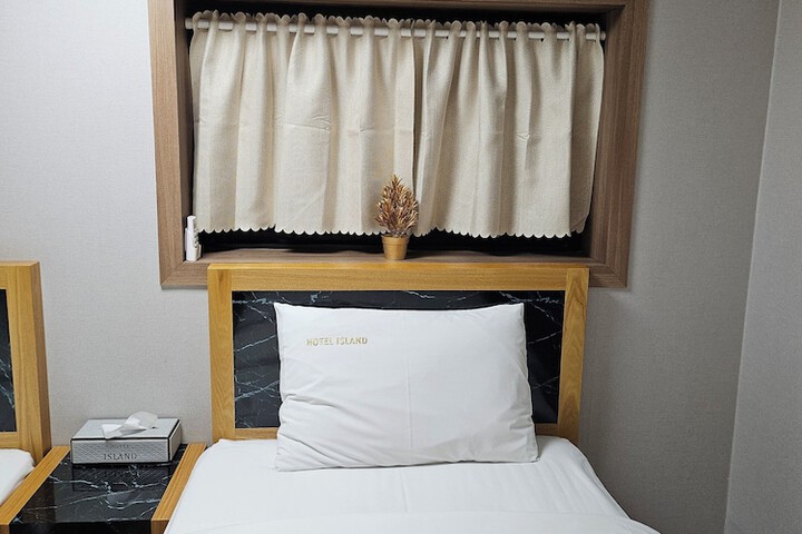 Room 17 of 41