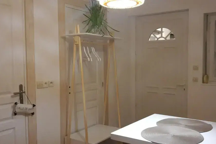 Room 8 of 16