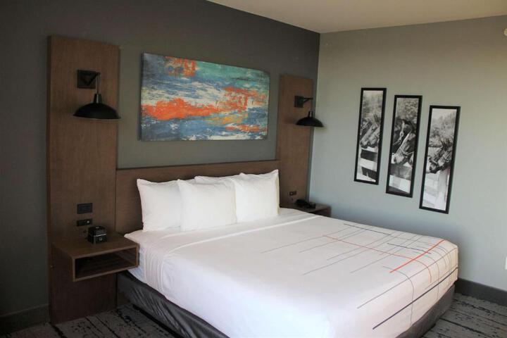 1 King Bed (7 of 14)