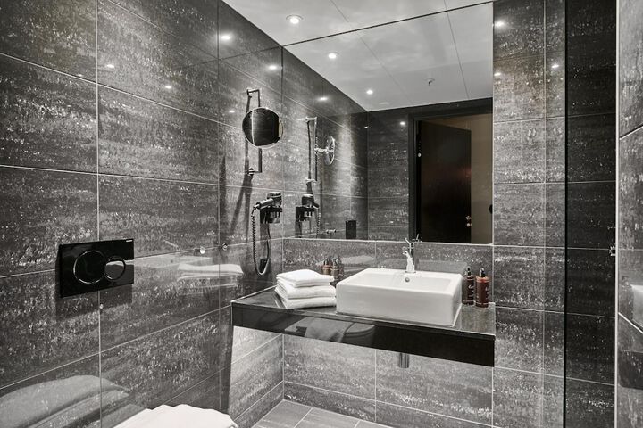 Room 45 of 172