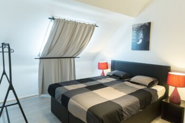 Room 5 of 18