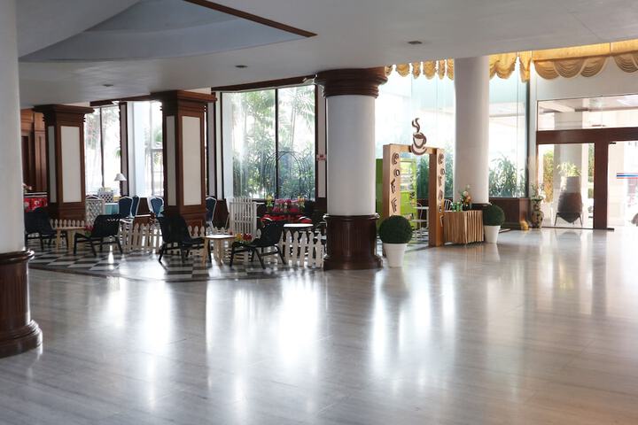 Entrance & Lobby