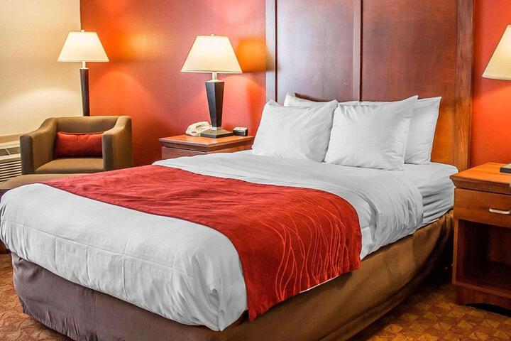 1 Queen Bed Jetted Tub (4 of 17)